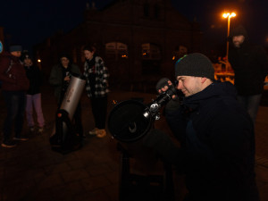 (NE)OBYČEJNÍ: S hvězdářským dalekohledem v ulicích Olomouce. Vyměnil jsem kancl za vesmír, říká Michal Štipl