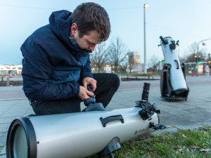(NE)OBYČEJNÍ: S hvězdářským dalekohledem v ulicích Olomouce. Vyměnil jsem kancl za vesmír, říká Michal Štipl