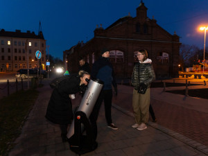 (NE)OBYČEJNÍ: S hvězdářským dalekohledem v ulicích Olomouce. Vyměnil jsem kancl za vesmír, říká Michal Štipl