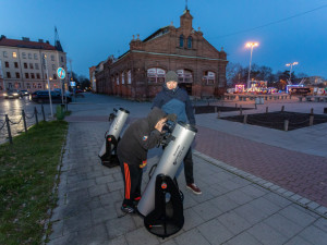 (NE)OBYČEJNÍ: S hvězdářským dalekohledem v ulicích Olomouce. Vyměnil jsem kancl za vesmír, říká Michal Štipl