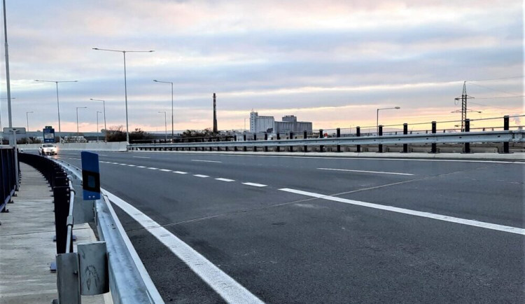 size3-17126029121082-60-delnici-opravi-kus-dalnice-d46-u-vyskova-pristavi-protihlukove-steny-a-nova-svodidla