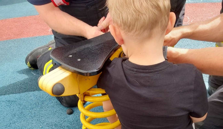 Pětiletý chlapec nechal ruku v pružině houpačky, spadla mu tam sladkost. Zasahovali olomoučtí hasiči