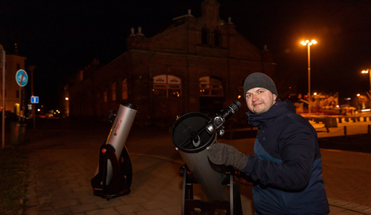 S hvězdářským dalekohledem v ulicích Olomouce. Vyměnil jsem kancl za vesmír, říká Michal Štipl