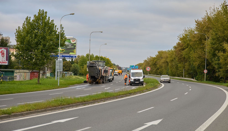 K rondelu u Globusu objížďkou. Vytíženou silnici na okraji Olomouce zavře o víkendu stavba mostu