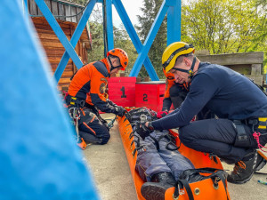 VIDEO: Hasiči trénovali v olomoucké zoo. Lezli do více než třiceti metrů