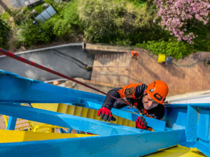VIDEO: Hasiči trénovali v olomoucké zoo. Lezli do více než třiceti metrů