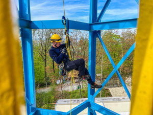 VIDEO: Hasiči trénovali v olomoucké zoo. Lezli do více než třiceti metrů
