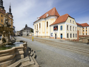 Stopka i pro chodce. Kvůli havarijnímu stavu střechy muzea je uzavřena Univerzitní ulice v centru Olomouce