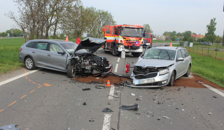 Řidič se dvěma promile u Unčovic napálil do protijedoucího automobilu Hrozí mu tři roky vězení