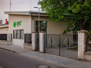 Moderní zázemí i zimní zahrada. Univerzita Palackého otevře v botanické zahradě novou budovu