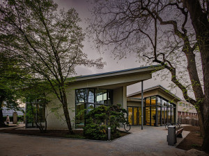 Moderní zázemí i zimní zahrada. Univerzita Palackého otevře v botanické zahradě novou budovu