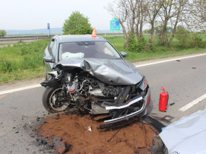Řidič se dvěma promile vjel u Unčovic do protisměru a napálil do protijedoucího vozu. Hrozí mu tři roky