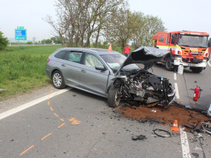 Řidič se dvěma promile vjel u Unčovic do protisměru a napálil do protijedoucího vozu. Hrozí mu tři roky