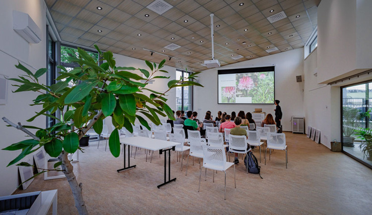 Moderní zázemí i zimní zahrada. Univerzita Palackého otevře v botanické zahradě novou budovu