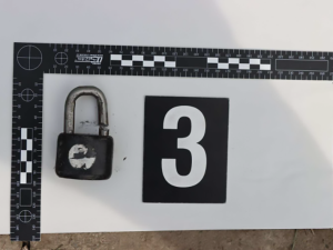 Ukradl nářadí, lavičku i montérky. Zloděj řádil v zahrádkářské osadě, občerstvil se flaškou pálenky