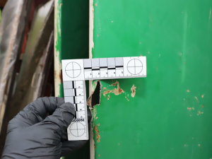 Ukradl nářadí, lavičku i montérky. Zloděj řádil v zahrádkářské osadě, občerstvil se flaškou pálenky