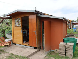 Ukradl nářadí, lavičku i montérky. Zloděj řádil v zahrádkářské osadě, občerstvil se flaškou pálenky