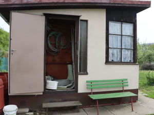 Ukradl nářadí, lavičku i montérky. Zloděj řádil v zahrádkářské osadě, občerstvil se flaškou pálenky