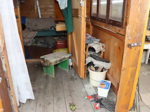 Ukradl nářadí, lavičku i montérky. Zloděj řádil v zahrádkářské osadě, občerstvil se flaškou pálenky