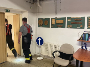 Pochybení při opravě potrubí? Suterén univerzitní budovy v Olomouci zaplavila voda