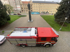 Pochybení při opravě potrubí? Suterén univerzitní budovy v Olomouci zaplavila voda