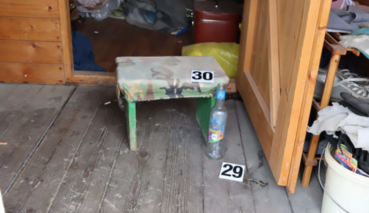 Ukradl nářadí, lavičku i montérky. Zloděj řádil v zahrádkářské osadě, občerstvil se flaškou pálenky