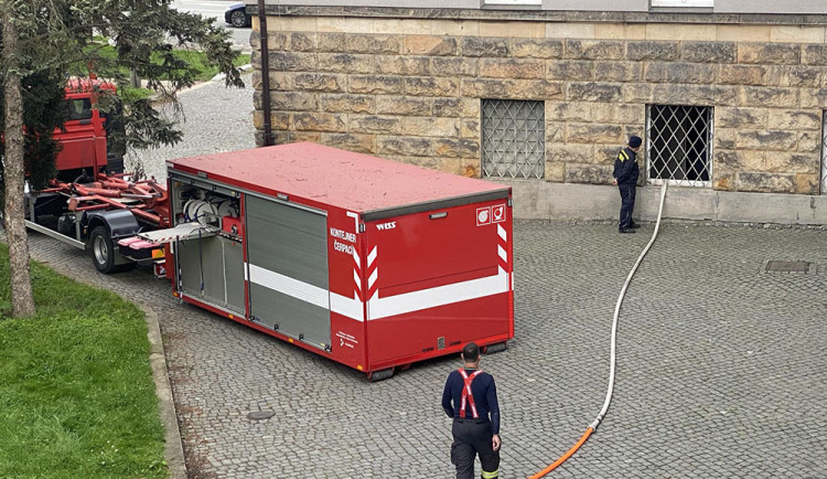 Pochybení při opravě potrubí? Suterén univerzitní budovy v Olomouci zaplavila voda