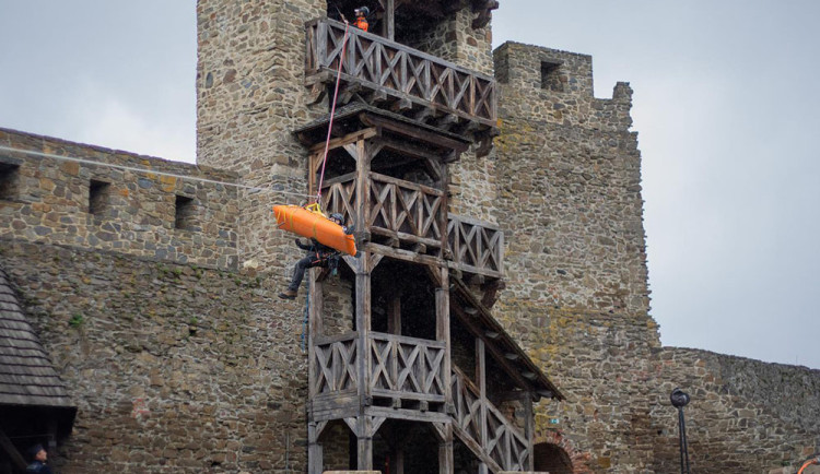 VIDEO: Dálková doprava vody i záchrana turisty z věže. Hasiči nacvičovali zásah na hradě Helfštýn