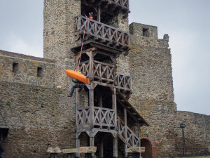 VIDEO: Dálková doprava vody i záchrana turisty z věže. Hasiči nacvičovali zásah na hradě Helfštýn