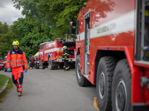 VIDEO: Dálková doprava vody i záchrana turisty z věže. Hasiči nacvičovali zásah na hradě Helfštýn