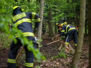 VIDEO: Dálková doprava vody i záchrana turisty z věže. Hasiči nacvičovali zásah na hradě Helfštýn