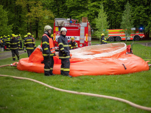 VIDEO: Dálková doprava vody i záchrana turisty z věže. Hasiči nacvičovali zásah na hradě Helfštýn