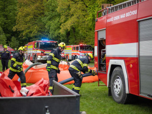 VIDEO: Dálková doprava vody i záchrana turisty z věže. Hasiči nacvičovali zásah na hradě Helfštýn