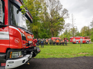 VIDEO: Dálková doprava vody i záchrana turisty z věže. Hasiči nacvičovali zásah na hradě Helfštýn