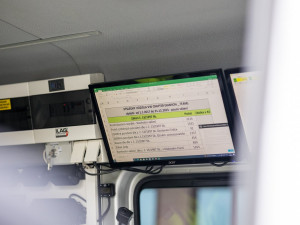 Policisté na Jesenicku si posvítí na přetížené náklaďáky. Kraj jim daroval další přenosnou váhu