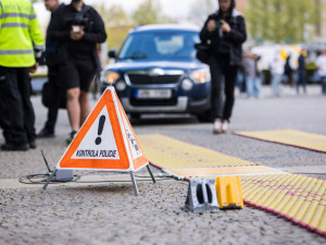 Policisté na Jesenicku si posvítí na přetížené náklaďáky. Kraj jim daroval další přenosnou váhu