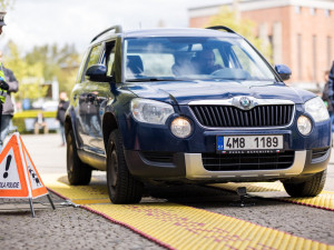 Policisté na Jesenicku si posvítí na přetížené náklaďáky. Kraj jim daroval další přenosnou váhu