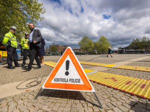 Policisté na Jesenicku si posvítí na přetížené náklaďáky. Kraj jim daroval další přenosnou váhu