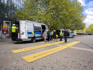 Policisté na Jesenicku si posvítí na přetížené náklaďáky. Kraj jim daroval další přenosnou váhu
