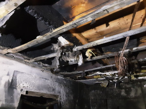 Noční požár rodinného domku zalarmoval hasiče na Šumpersku. Plameny se šířily z kotelny