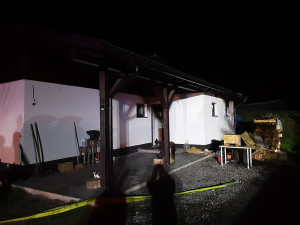 Noční požár rodinného domku zalarmoval hasiče na Šumpersku. Plameny se šířily z kotelny