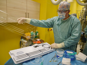 VIDEO: Místo náročných útrap rychlý řez laserem. Kardiologové z Olomouce premiérově provedli unikátní operaci