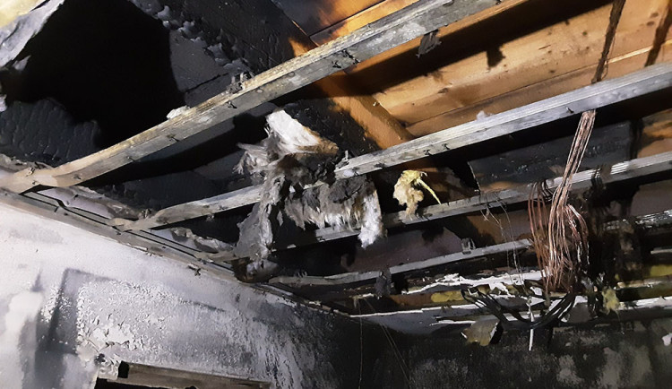 Noční požár rodinného domku zalarmoval hasiče na Šumpersku. Plameny se šířily z kotelny