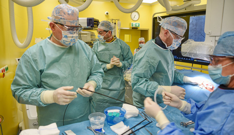 Místo náročných útrap rychlý řez laserem. Kardiologové z Olomouce premiérově provedli unikátní operaci