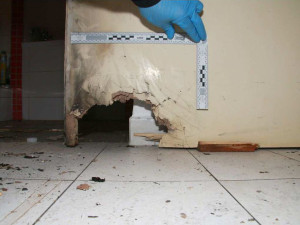 Detonace otřásla olomouckým panelákem. Muži kvůli sporům odpálili v budově silnou pyrotechniku