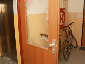 Detonace otřásla olomouckým panelákem. Muži kvůli sporům odpálili v budově silnou pyrotechniku