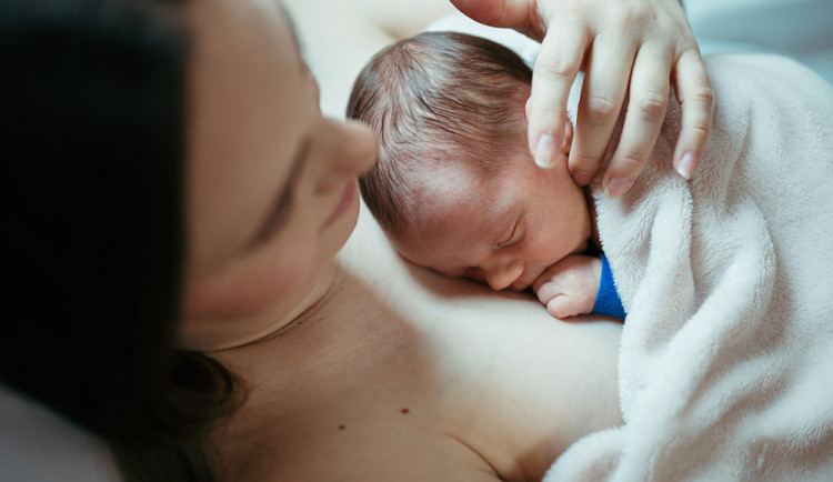 Pro bezpečné první chvíle. V Olomouci se rozběhla sbírka na pulzní oxymetry pro novorozence