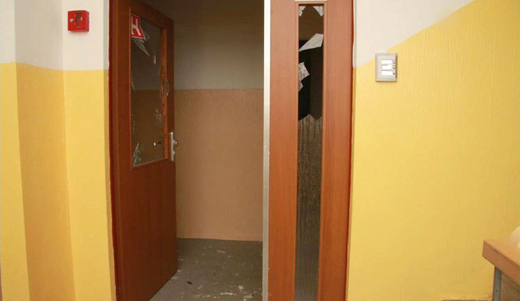 Detonace otřásla olomouckým panelákem. Muži kvůli sporům odpálili v budově silnou pyrotechniku