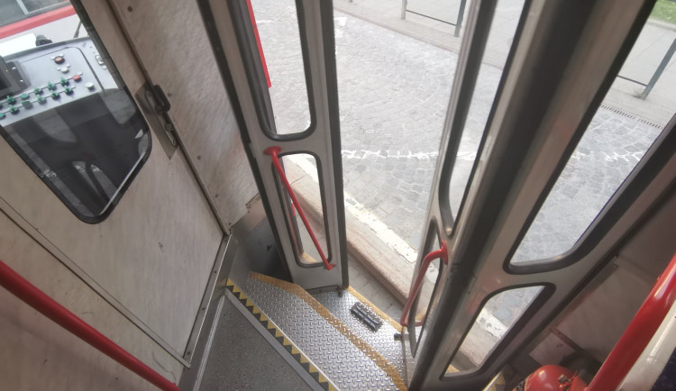 Policie obvinila řidiče tramvaje za loňskou tragickou nehodu v Olomouci. Při vystupování zemřela seniorka