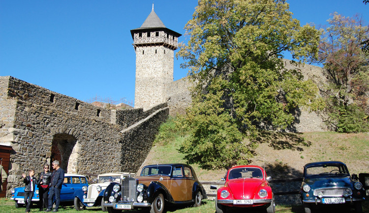 Nová výstava i přehlídka historických vozidel. Hrad Helštýn láká o víkendu na rozmanitý program